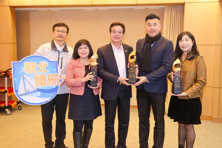 金山高中校長陳玉桂於市政會議上獻獎給市府。校方提供