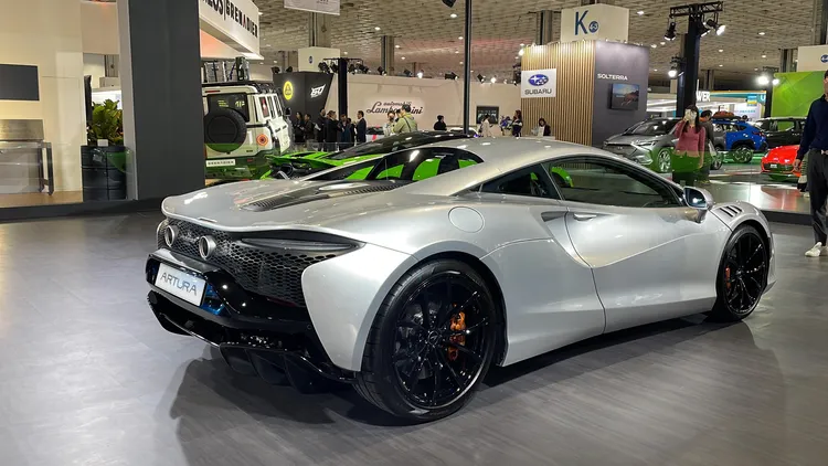 McLaren首款非限量高性能油電混合超跑Artura，搭載M630雙渦輪3.0升V6引擎與軸向電磁馬達綜效馬力最高可達680PS，純電模式可行駛達31公里。林浩昇攝
