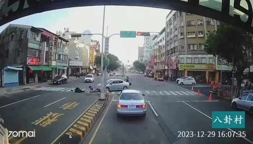 台中轎車左轉背後追撞2學童 影片曝光網斥「切西瓜垃圾駕駛」