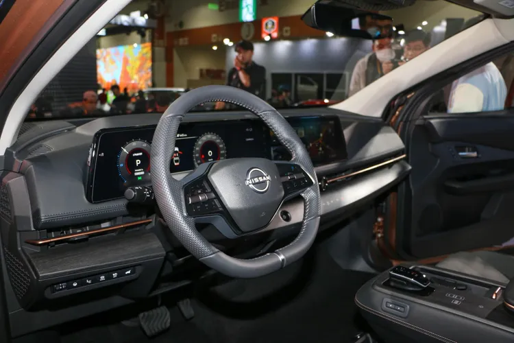 Nissan Ariya座艙陳設體現日式極致工藝，利用日式藝術氣氛燈搭配次世代內裝科技，包括雙12.3吋數位儀錶板、木紋輕隱icon觸控式面板、電控可滑移中央扶手座與零重力紓壓座椅等。林浩昇攝