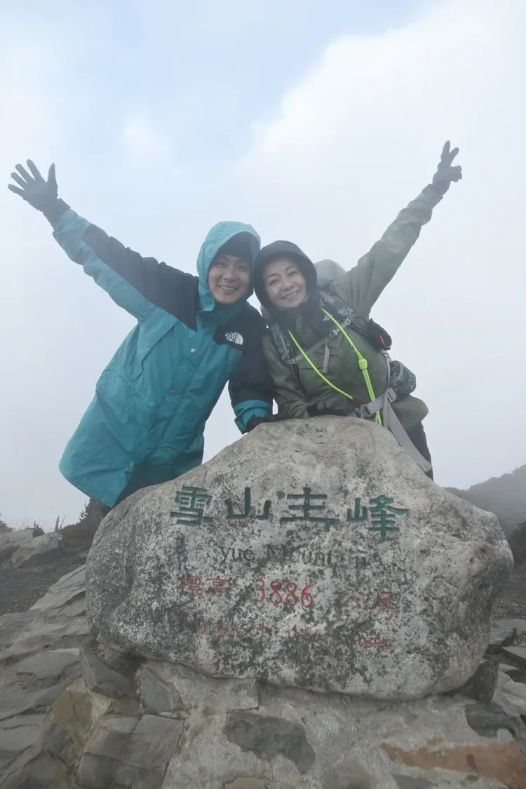 王仁甫、季芹登上雪山。芹仁Play What提供