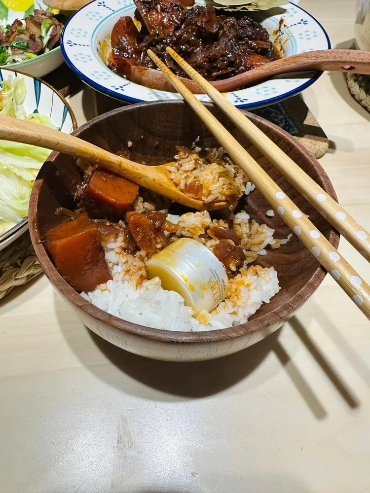 謝京穎：我真的笑了，拿我的旅行組洗面乳的盒子。翻攝謝京穎臉書