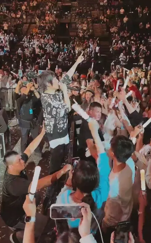 阿信唱最後一首歌《笑忘歌》時，還跳下搖滾區坐在「護城河」上演唱，全場暴動。翻攝五月天IG