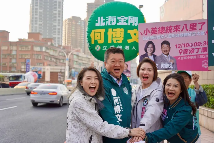 林楚茵與何博文一同站路口。王定宇辦公室提供