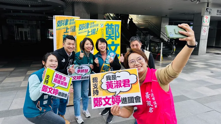 鄭文婷參與視訊連線站路口活動。王定宇辦公室提供