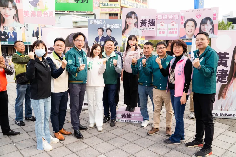 黃捷參與視訊連線站路口活動。王定宇辦公室提供