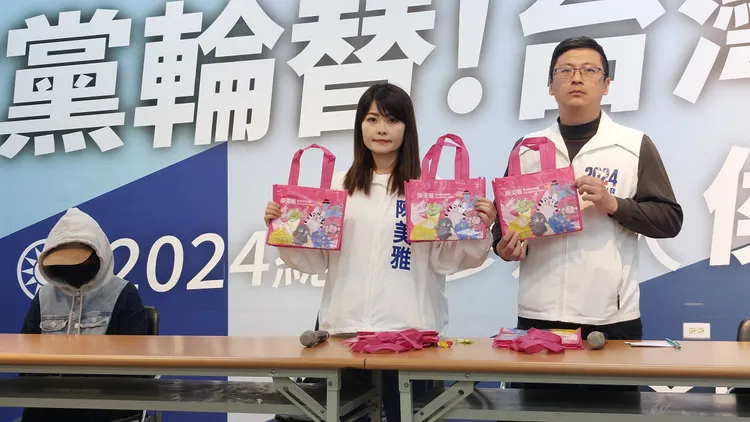 陳美雅25日指控，黃捷團隊上前咆哮稱違法，甚至還伸手搶走袋子檢查內容物。凃建豐攝