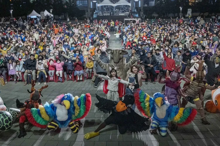 黃捷回應，昨天國民黨邱于軒議員跟她一起坐全程，觀賞紙風車的劇團表演，反倒是陳美雅議員，對自己選區內的親子活動好像都不關心。黃捷總部提供
