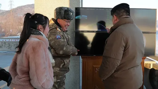 北韓第一千金再現身 綁「高馬尾」陪金正恩觀看火星18試射