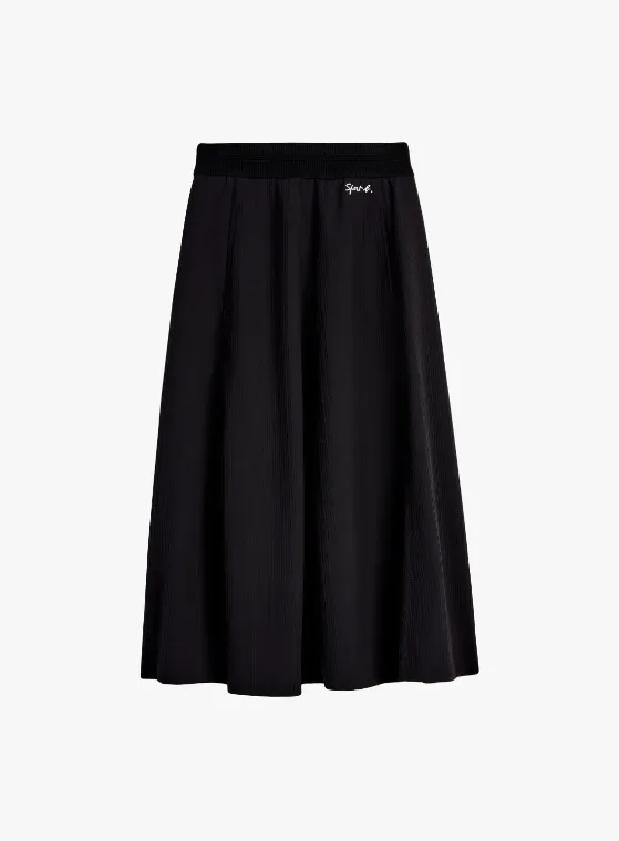 刺繡Logo半身裙，6280元。品牌提供