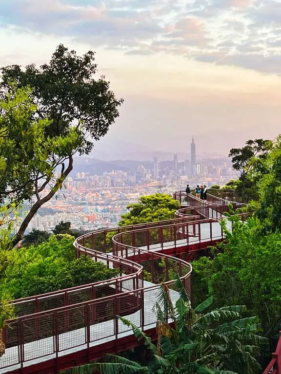 晨間的空中廊道也很美。大地處提供