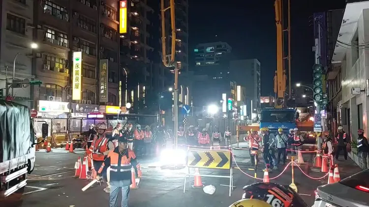 現場灌救中。桃園警分局提供