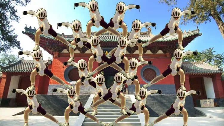 單車姐亂入毫無違和感。翻攝《P圖公社》社團