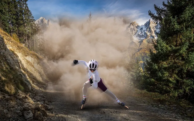 也有人讓她滑著滑輪準備到達少林寺現場。翻攝《P圖公社》社團