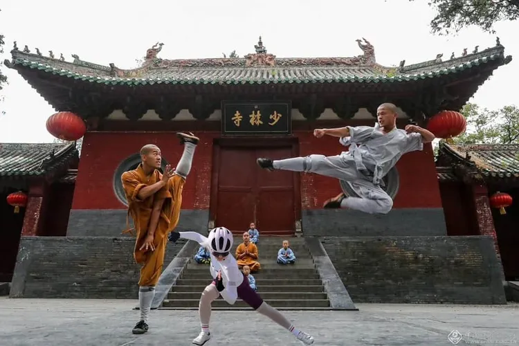 有人真的讓她如願以償成為少林寺武俠片場前景。翻攝《P圖公社》社團