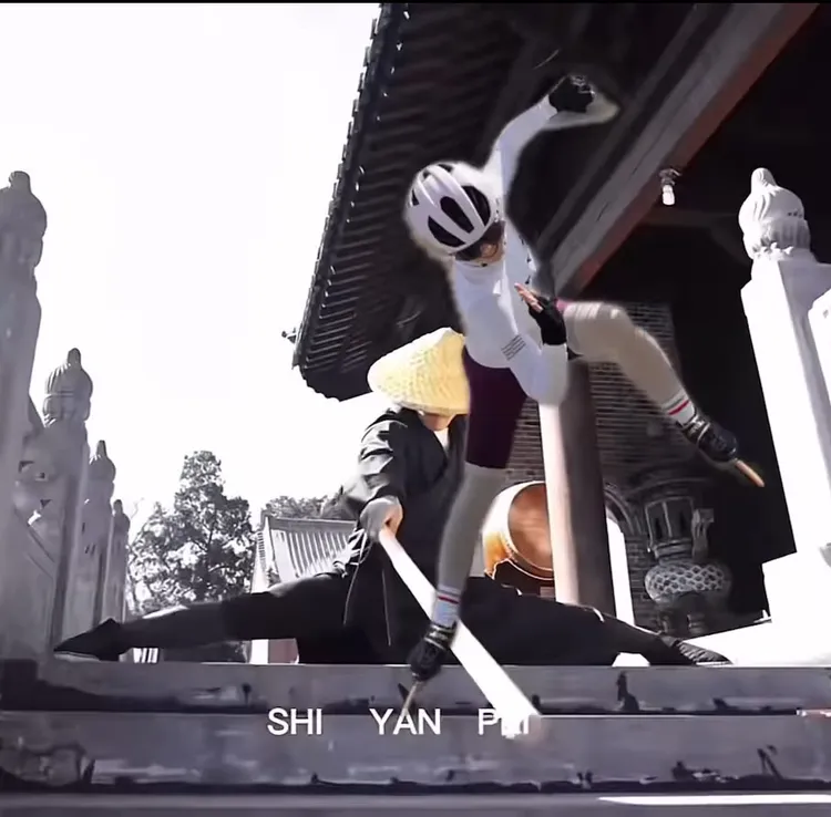 新加坡一名單車姐日前在網路上請P圖大神讓她變成少林寺傳奇，結果台灣神人讓她願望成真。翻攝《P圖公社》社團