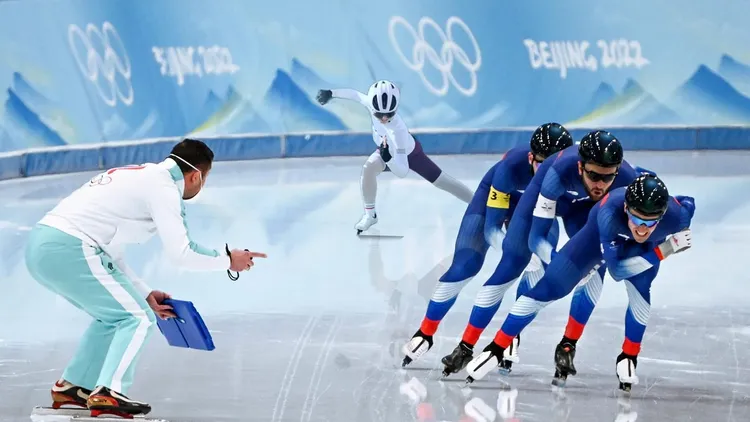 不過也有人發揮搞笑功力，讓單車姐亂入奧運滑刀賽現場。翻攝《P圖公社》社團