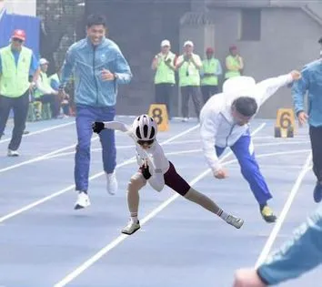 單車姐現身前台北市長柯文哲跑步仆街現場。翻攝《P圖公社》社團