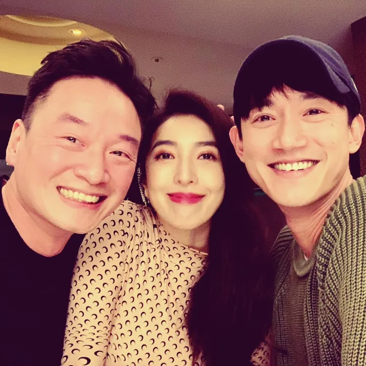 吳慷仁（右起）和楊謹華夫妻感情不錯。翻攝楊謹華臉書