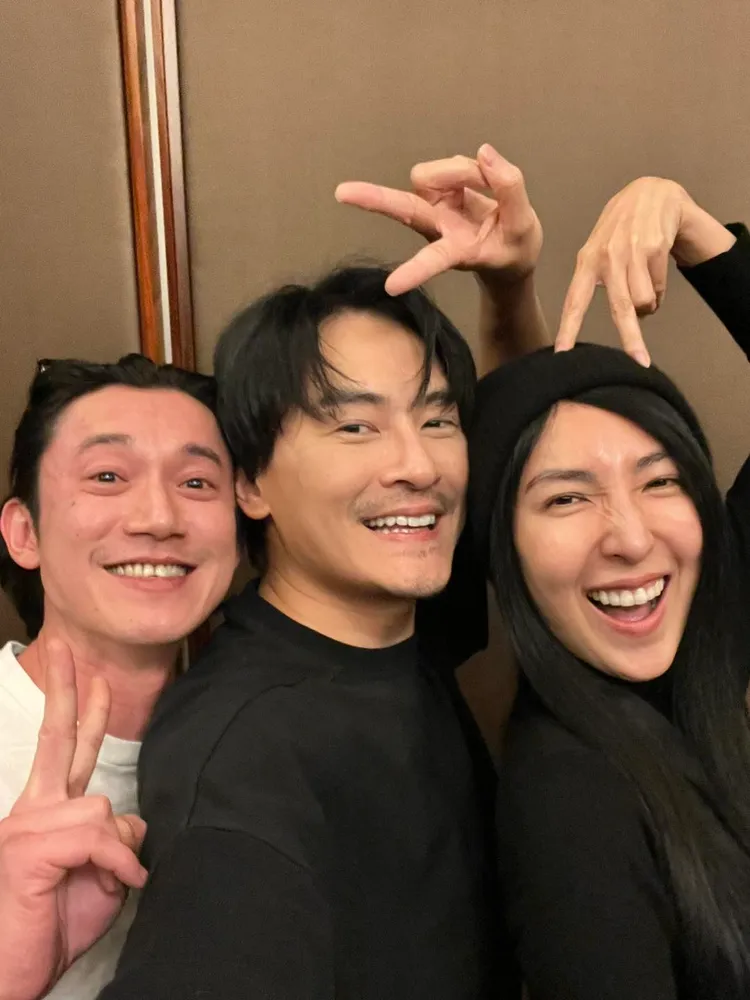 鄭元暢（中）也是壽星楊謹華（右）好友，左為吳慷仁。