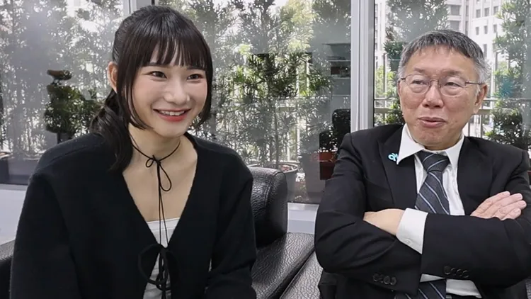 愛莉莎莎（左）與柯文哲。翻攝自愛莉莎莎YouTube