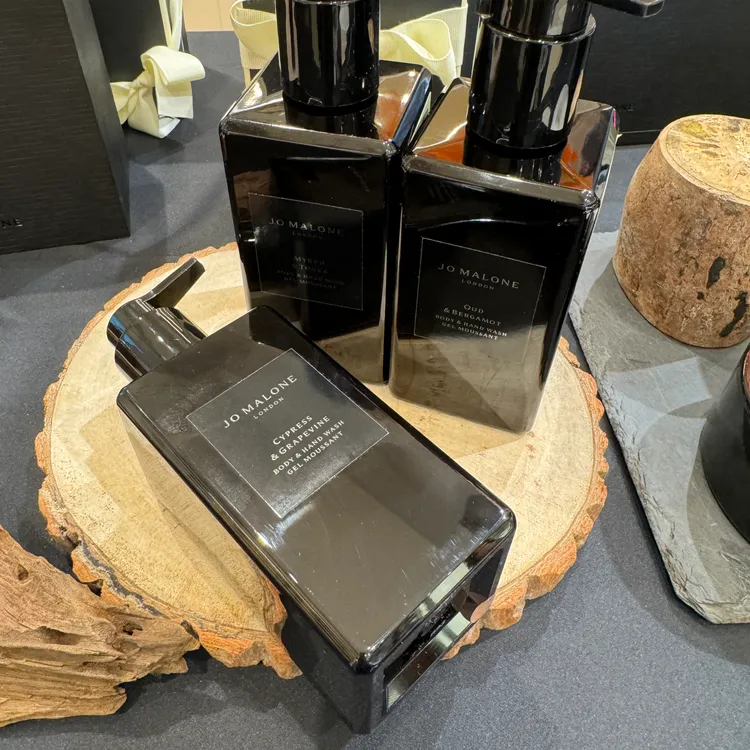 全新芳醇潔膚露，各250ml／2450元。張家玲攝