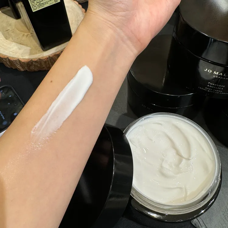 全新芳醇潤膚霜，各200ml／4600元。張家玲攝