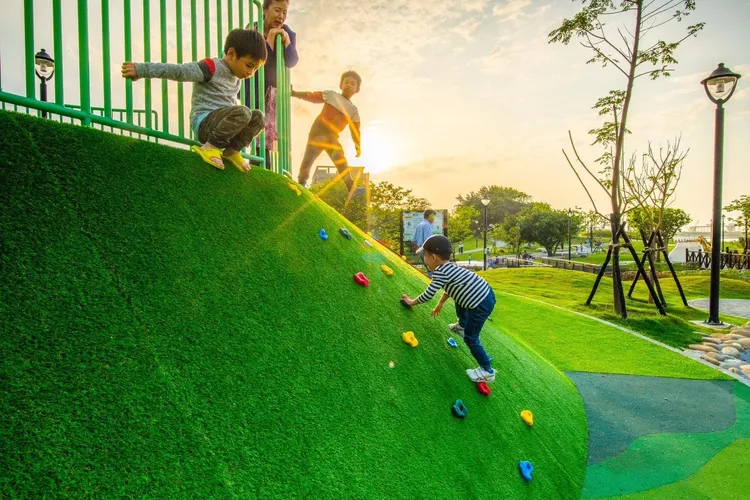 新北市水利局於八里左岸打造一條河濱綠帶，欣賞從早到黃昏不同的景色，並探尋最適合的煙火觀賞景點。水利局提供