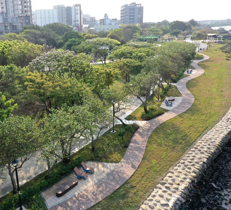 八里左岸從線性空間提升到帶狀廊道，完整了八里觀光的舒適度。水利局提供