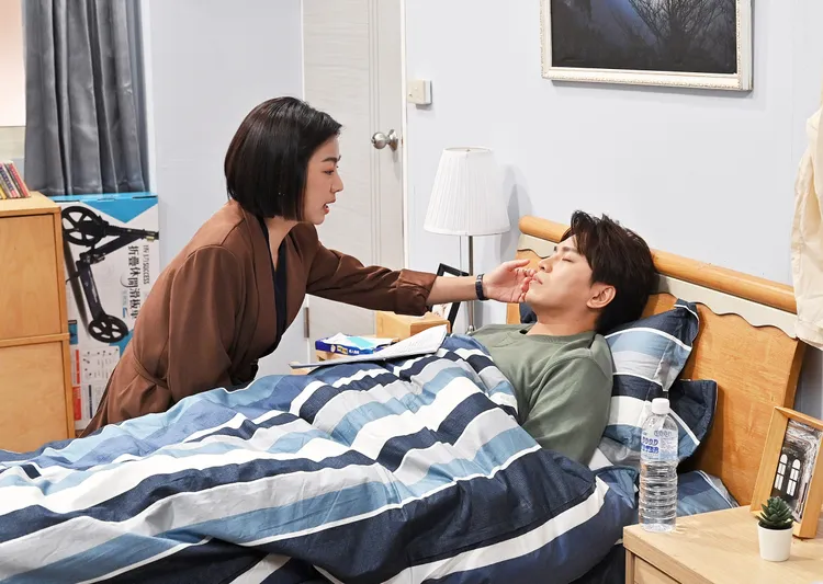 米可白（左）劇中照顧生病的蕭景鴻。台視提供