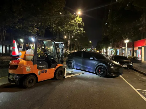 特斯拉被推高機移車　車主氣炸「電池在底盤」：施工通知那麼小