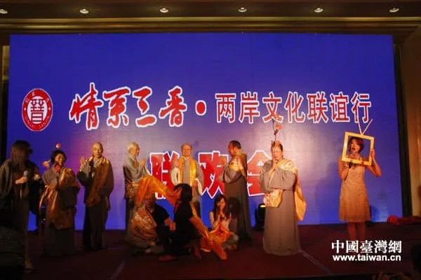 徐巧芯秀出林楚茵（右）到中國參加交流活動的照片。翻攝自徐巧芯臉書