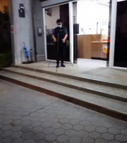 網紅「OWL貓頭鷹交通書」在派出所前開直播，聲援被逮捕的3名機權會成員，警方也架設蒐證器材反制。翻攝YT