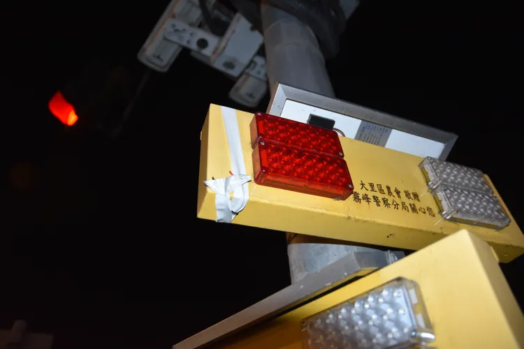 警方表示，爆閃燈為警局公物，民眾應循正當管道反映。民眾提供