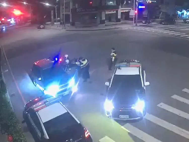 警方攔截圍捕。中壢警分局提供