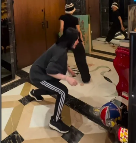 庫柏力克熊應聲倒地。翻攝小S的IG