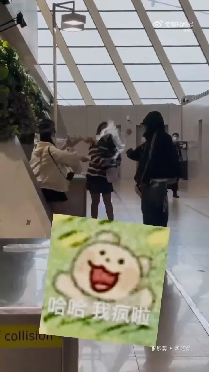 3女昨在機場拿杯子對張星特潑水，被上海公安局行政處罰。翻攝會火微博