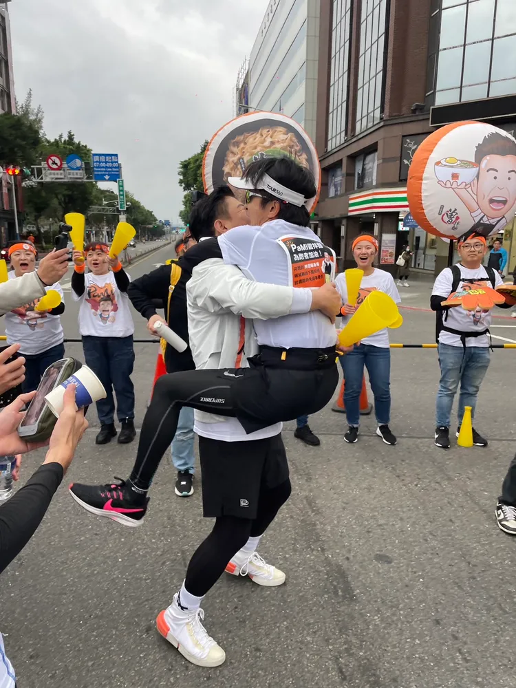 唐從聖、曾國城抱抱。精實文創提供