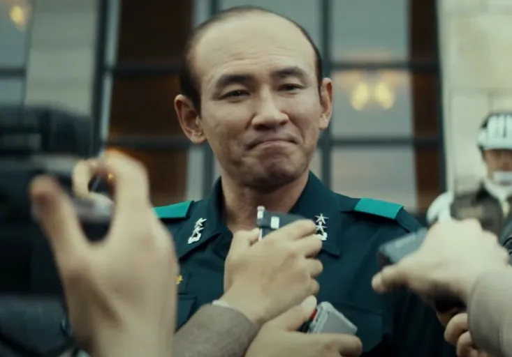 黃晸玟演活以全斗煥為原型的保安司令官，不只帶禿頭假髮，還鼻翼刻意加寬。翻攝Plus M