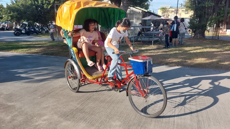 9號三輪車整修前，讓民眾體驗試騎。凃建豐攝