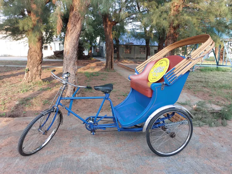 工作團隊買下9號三輪車，進行整體外觀整修。凃建豐攝