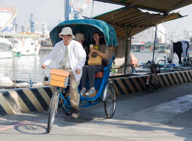 人力三輪車夫還有專用制服。大港笑ＣＣ提供 許睿宸攝
