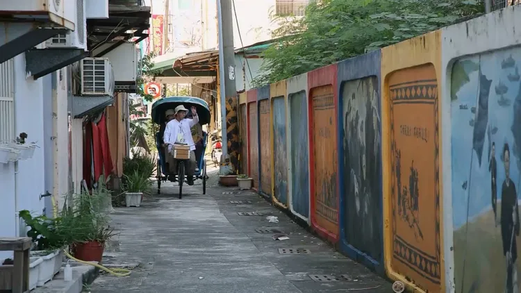 人力三輪車極適合旗津巷弄慢遊。大港笑ＣＣ提供 許睿宸攝