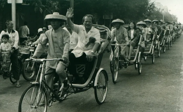 1986 年11月2日蘇南成市長還邀請貴賓搭乘三輪車，宣傳旗津的觀光特色。取自國家文化記憶庫