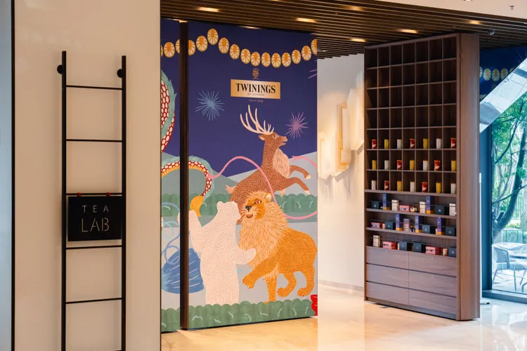 英國紙雕藝術家Pippa Dyrlaga創作的熱鬧皇室冬季慶典派對巨型壁飾。業者提供