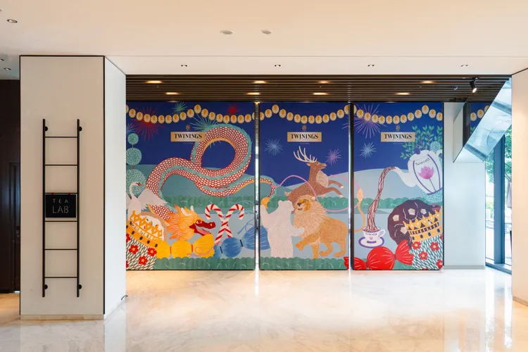 藝術家Pippa的紙雕創作品放大為高度超過7公尺的巨型壁飾裝飾Tea Lab大門。業者提供
