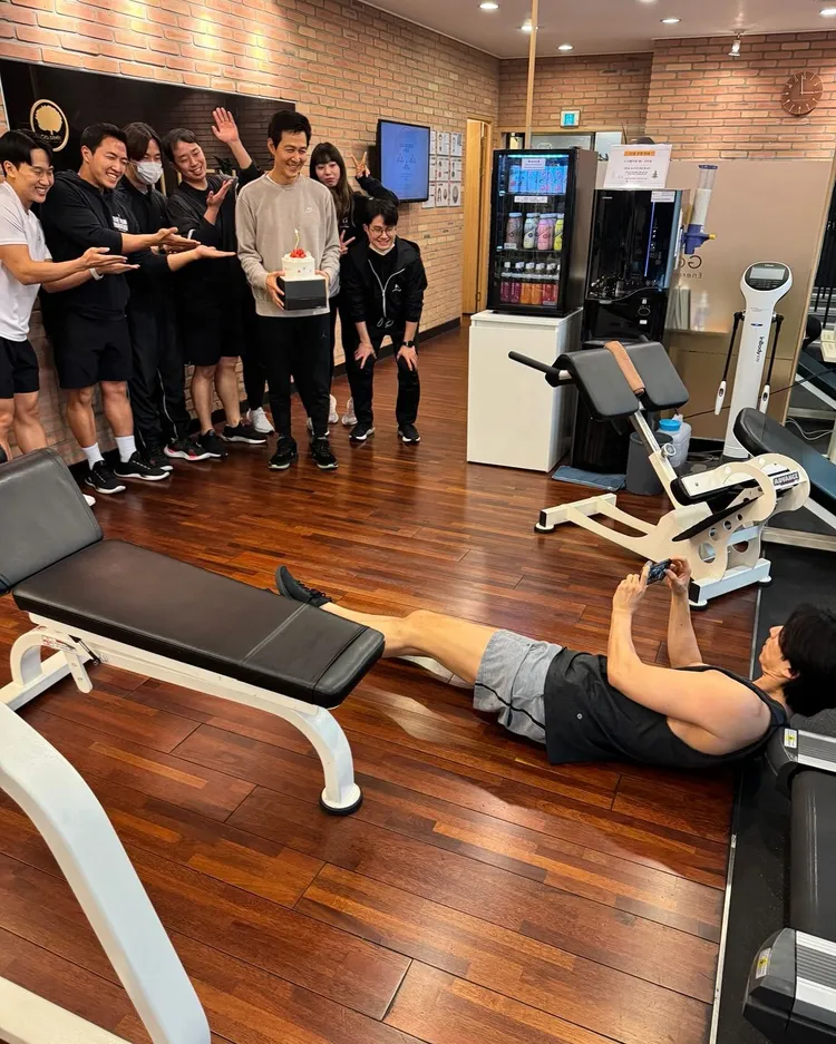 李政宰昨與健身房員工慶生，攝影師孔劉直接躺在喬角度，非常熱血。翻攝李政宰IG