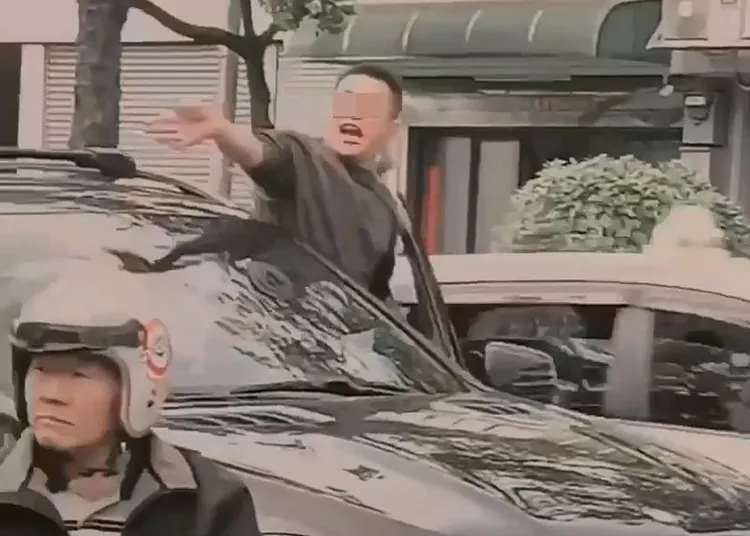 陳男回到車上還指著學生叫罵。民眾提供