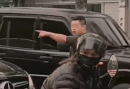 賓士男校門違停被拍照　怒嗆國中生「撞你」！下秒衝撞人行道影片曝光