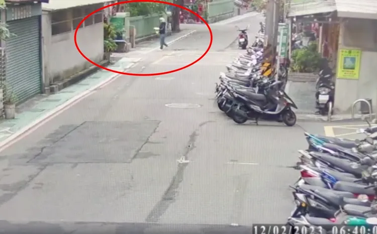 嫌犯丟棄刀械及作案衣物。翻攝畫面